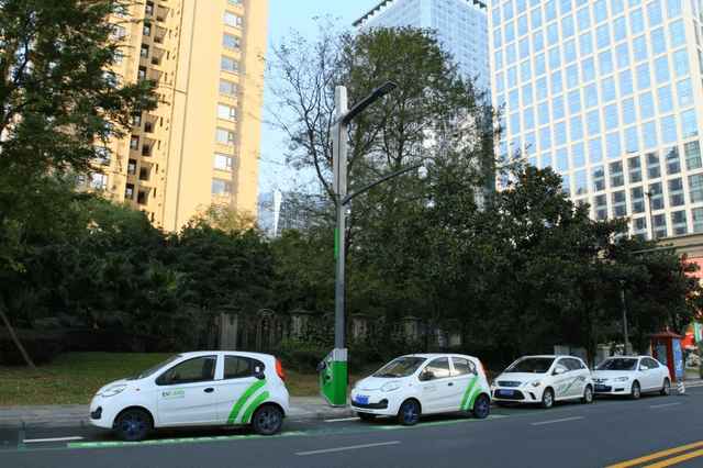 成都街头现汽车“路灯充电桩”